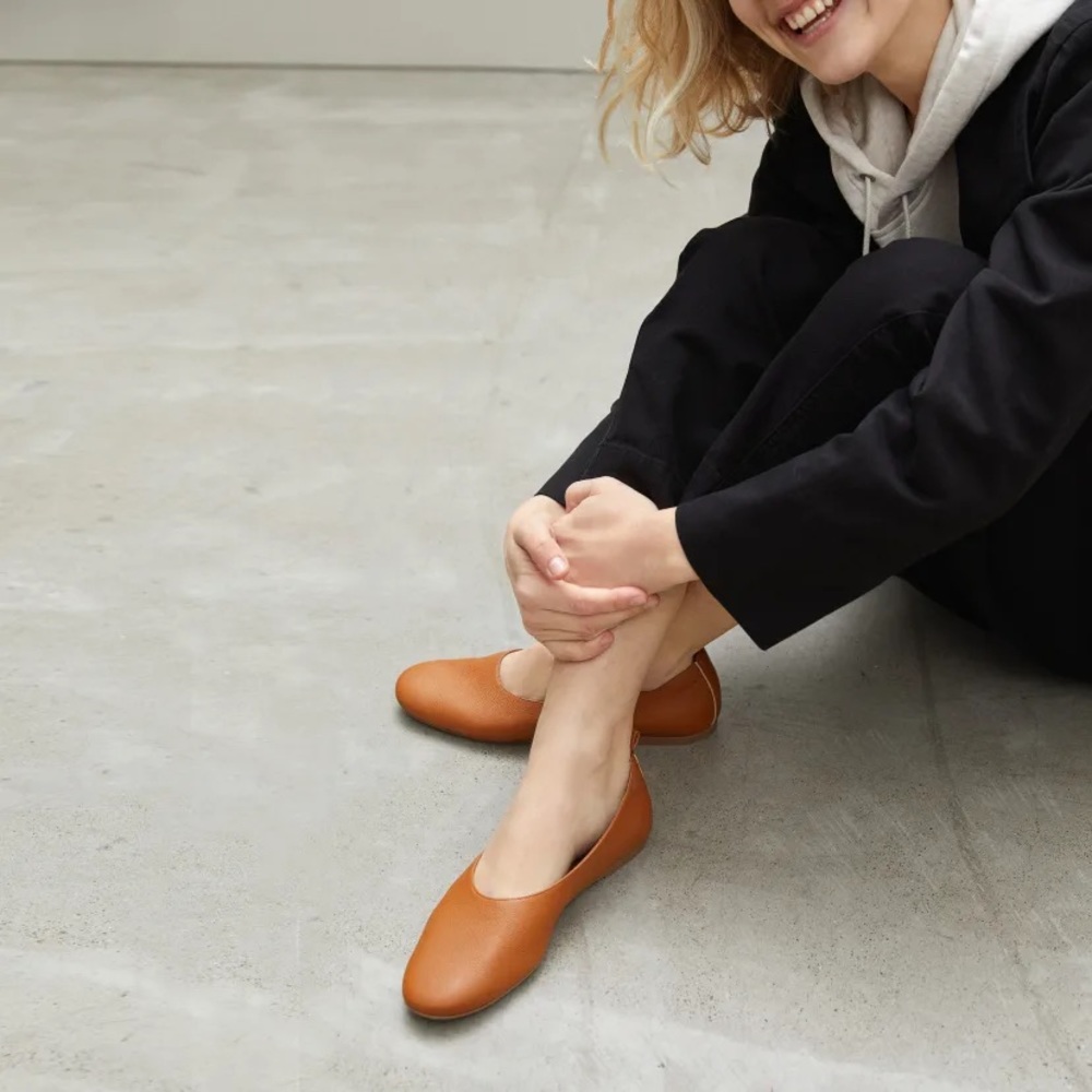 Everlane The Italian Leather Day Glove Flat in Toasted Almond.